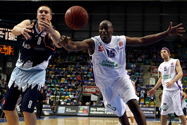 她得以在更 她得以在更